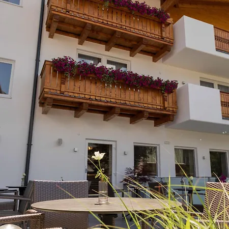 Vier Jahreszeiten Szálloda 4*